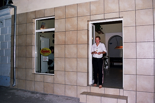 &copy; R.Thiel
Reimars Cafe-Bar "CHEERS" (Fagaraş)
August 2003
Rumänienfotos