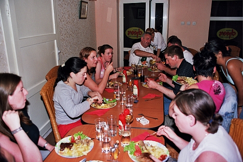 &copy; R.Thiel
Reimars Cafe-Bar "CHEERS" (Fagaraş)
August 2003
Rumänienfotos