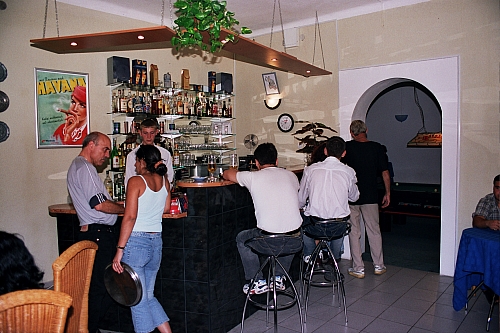 &copy; R.Thiel
Reimars Cafe-Bar "CHEERS" (Fagaraş)
August 2003
Rumänienfotos