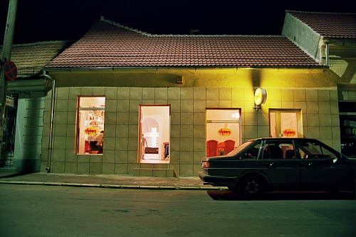 &copy; R.Thiel
Reimars Cafe-Bar "CHEERS" (Fagaraş)
August 2003
Rumänienfotos