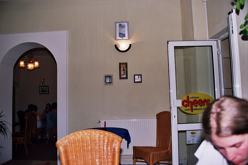 &copy; R.Thiel
Reimars Cafe-Bar "CHEERS" (Fagaraş)
August 2003
Rumänienfotos