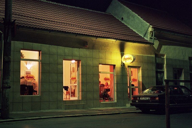 &copy; R.Thiel
Reimars Cafe-Bar "CHEERS" (Fagaraş)
August 2003
Rumänienfotos