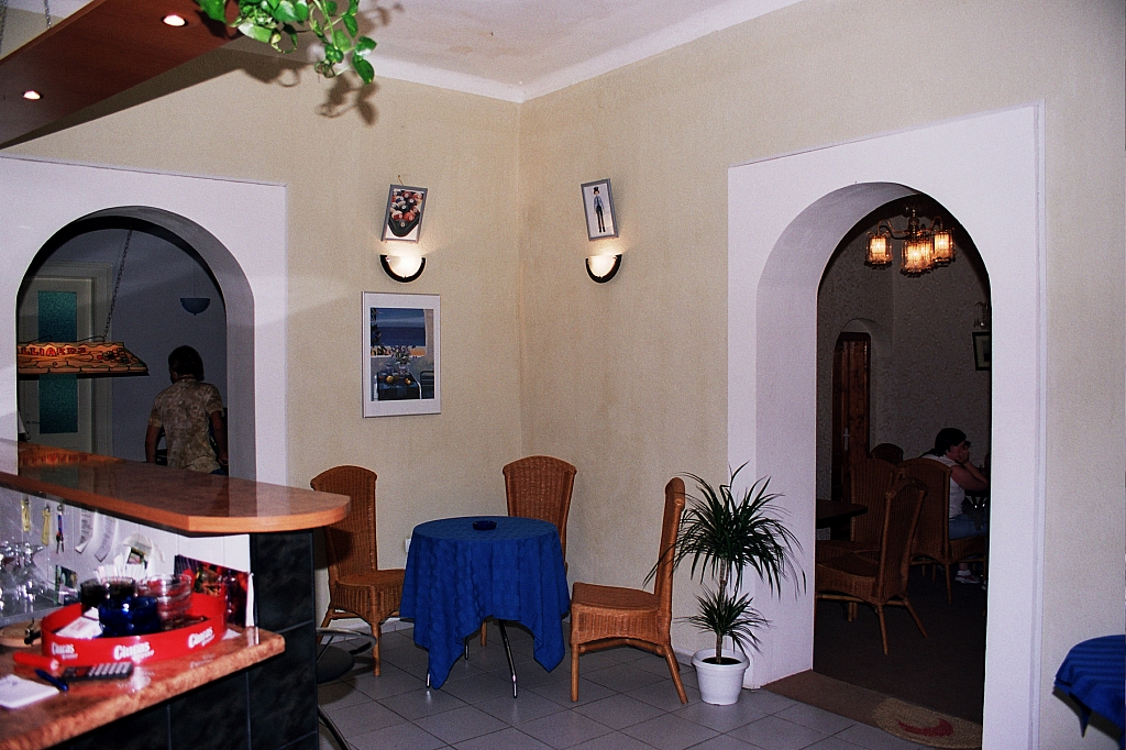 &copy; R.Thiel
Reimars Cafe-Bar "CHEERS" (Fagaraş)
August 2003
Rumänienfotos