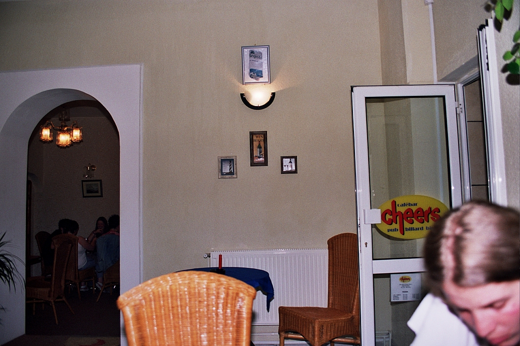 &copy; R.Thiel
Reimars Cafe-Bar "CHEERS" (Fagaraş)
August 2003
Rumänienfotos