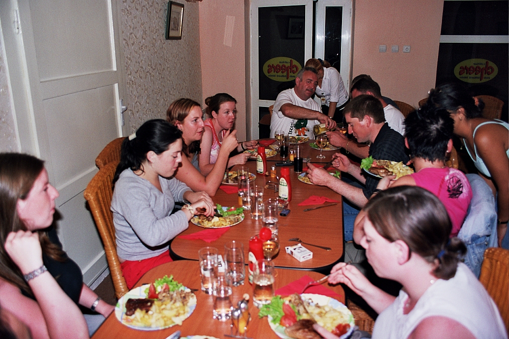 &copy; R.Thiel
Reimars Cafe-Bar "CHEERS" (Fagaraş)
August 2003
Rumänienfotos