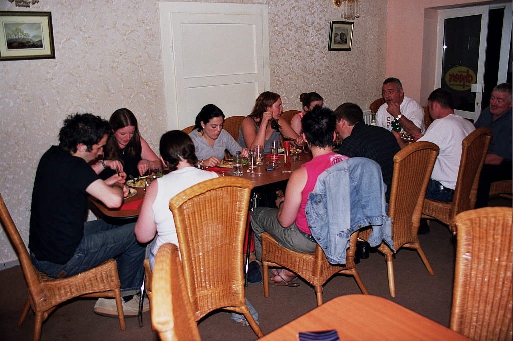 &copy; R.Thiel
Reimars Cafe-Bar "CHEERS" (Fagaraş)
August 2003
Rumänienfotos