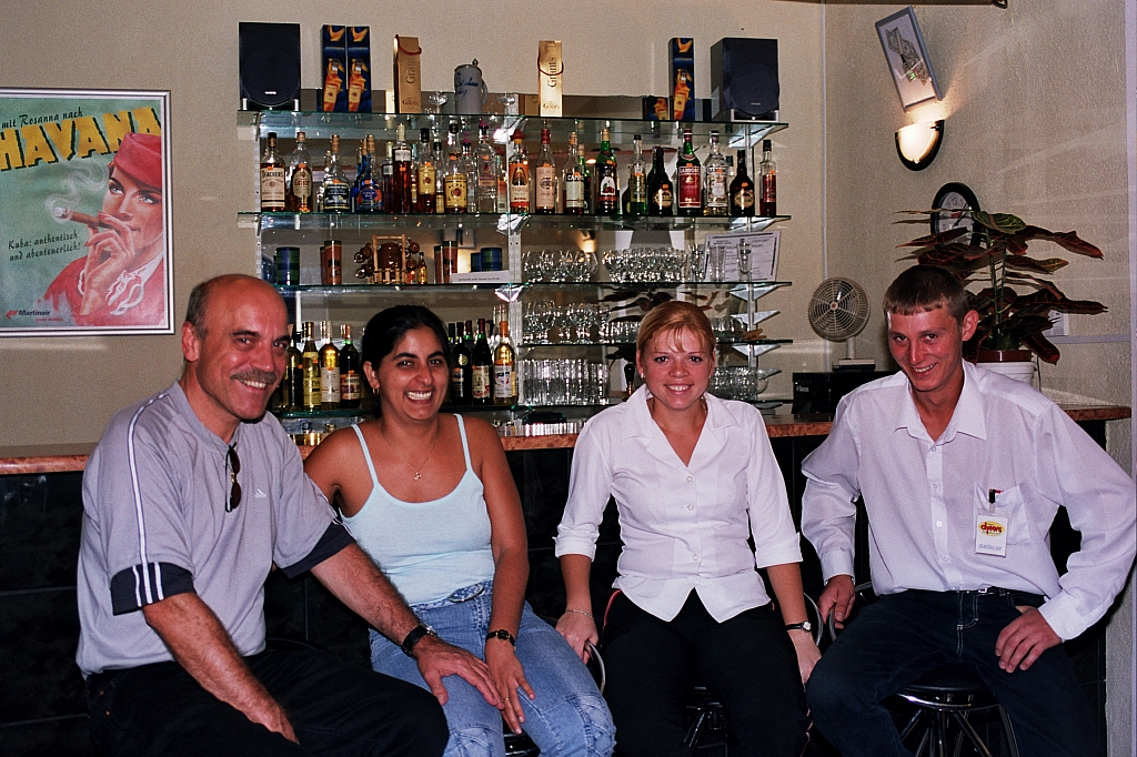 &copy; R.Thiel
Reimars Cafe-Bar "CHEERS" (Fagaraş)
August 2003
Rumänienfotos