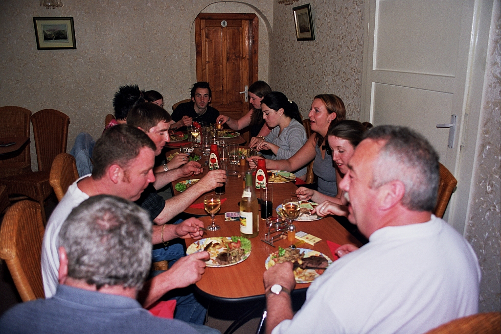 &copy; R.Thiel
Reimars Cafe-Bar "CHEERS" (Fagaraş)
August 2003
Rumänienfotos