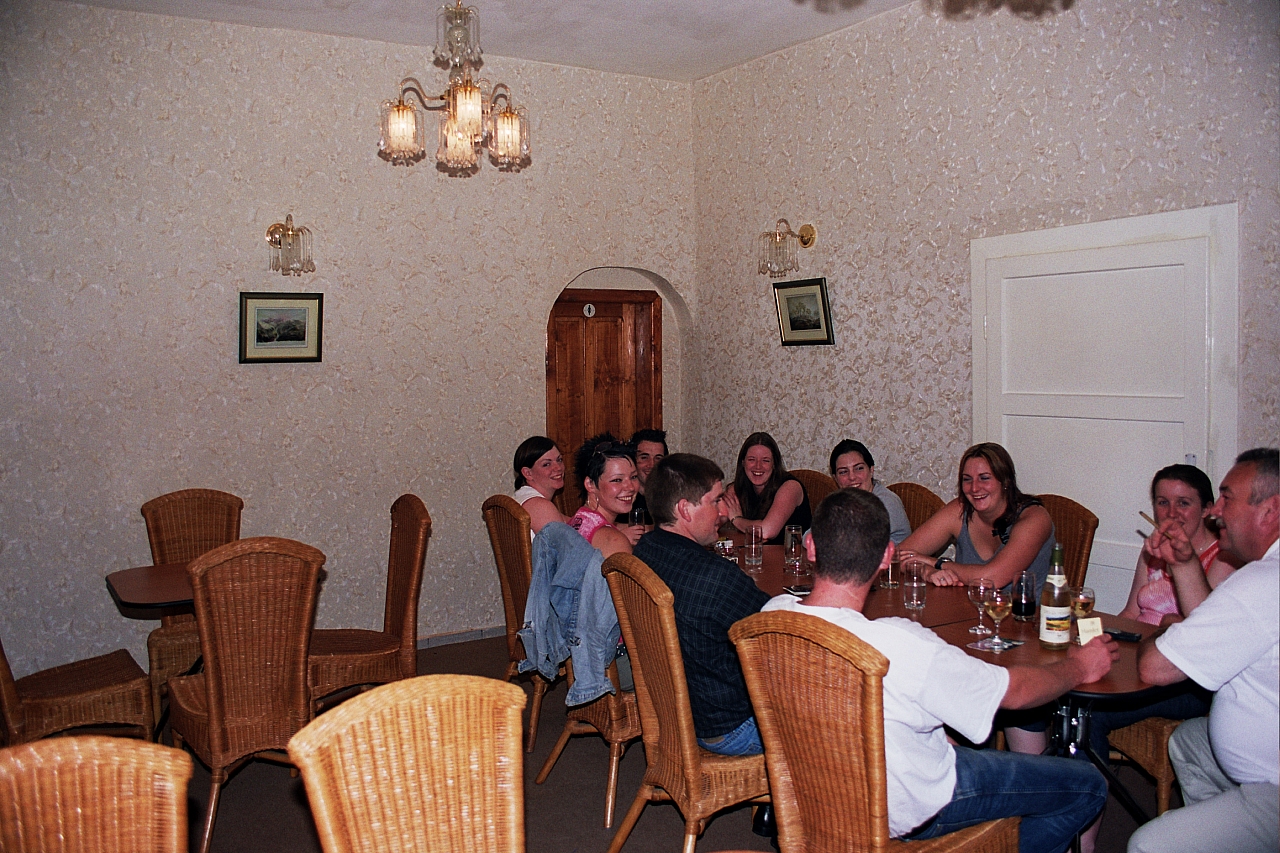 &copy; R.Thiel
Reimars Cafe-Bar "CHEERS" (Fagaraş)
August 2003
Rumänienfotos