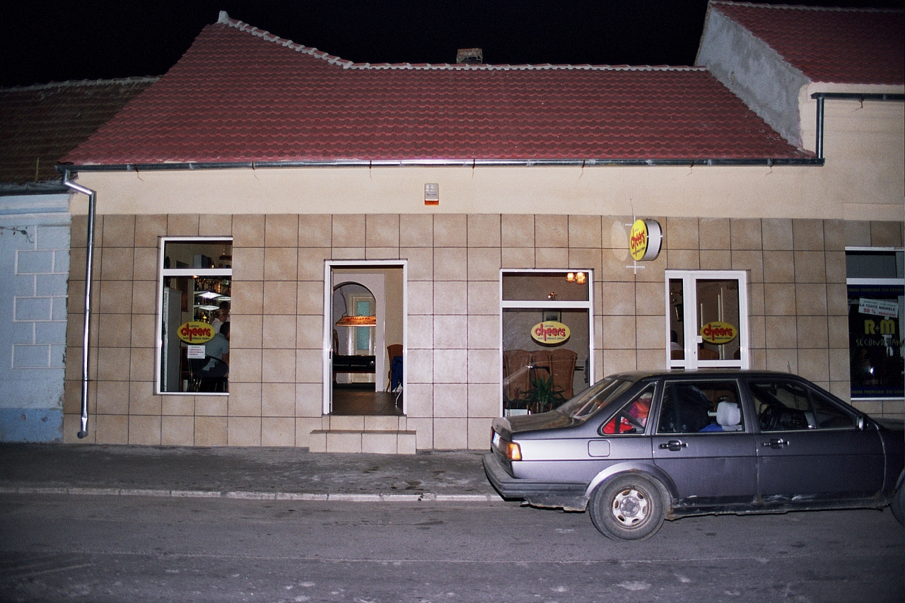 &copy; R.Thiel
Reimars Cafe-Bar "CHEERS" (Fagaraş)
August 2003
Rumänienfotos