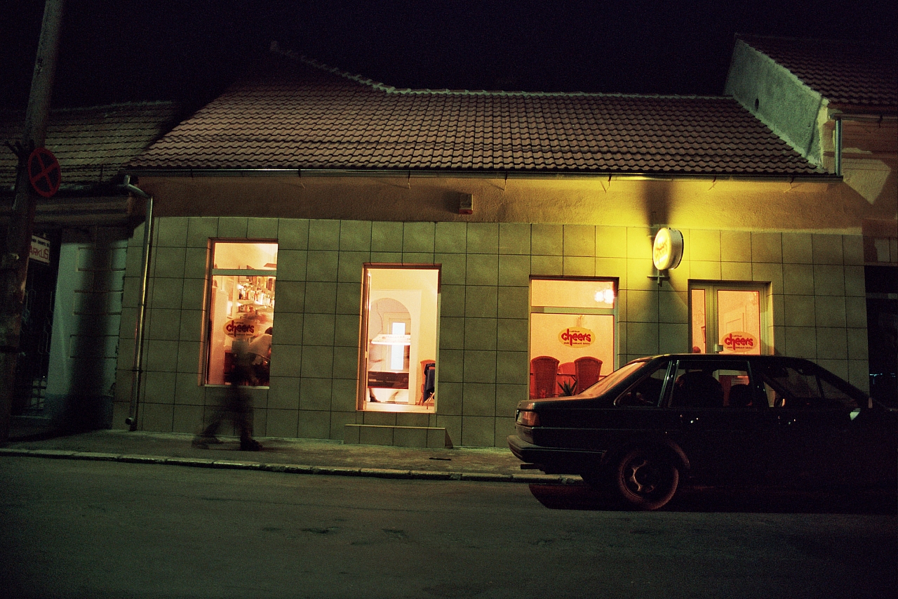 &copy; R.Thiel
Reimars Cafe-Bar "CHEERS" (Fagaraş)
August 2003
Rumänienfotos