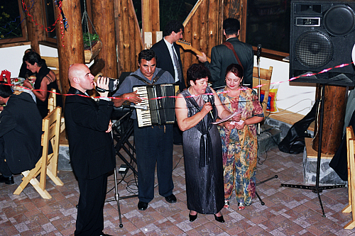 &copy; R.Thiel
Party in der Cabana
Hochzeit in Sinaia/Buşteni/Bucegi
Rumänienfotos