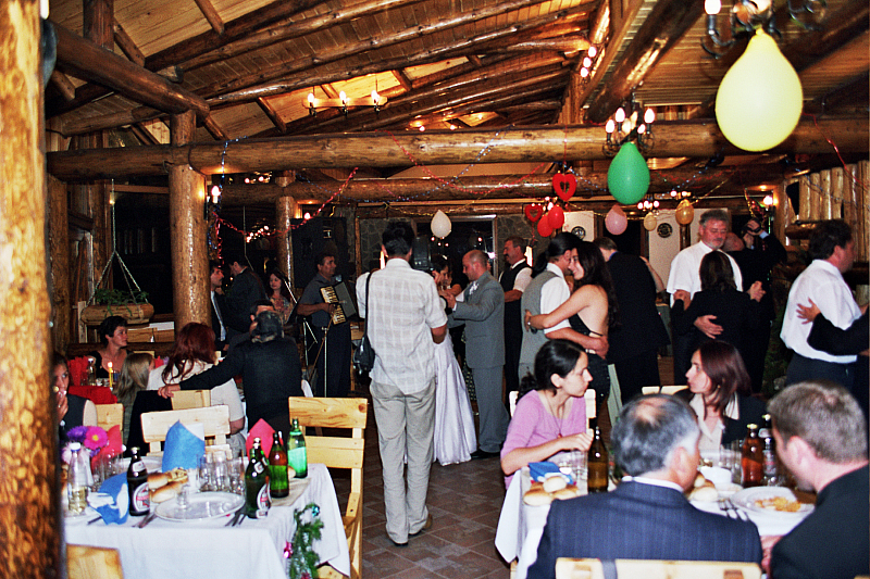 &copy; R.Thiel
Party in der Cabana
Hochzeit in Sinaia/Buşteni/Bucegi
Rumänienfotos