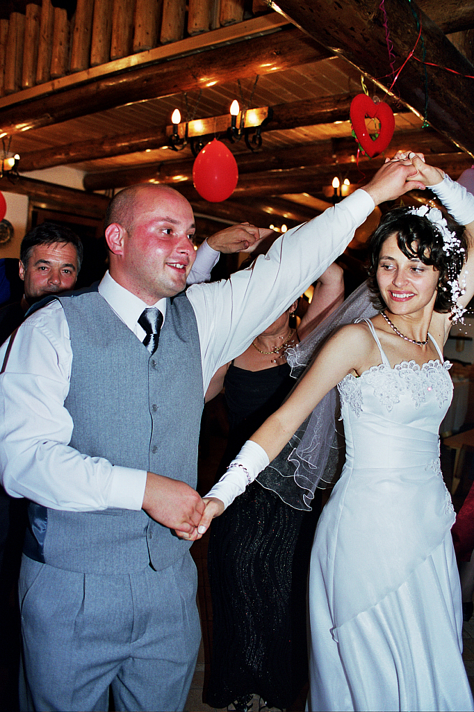 &copy; R.Thiel
Party in der Cabana
Hochzeit in Sinaia/Buşteni/Bucegi
Rumänienfotos
