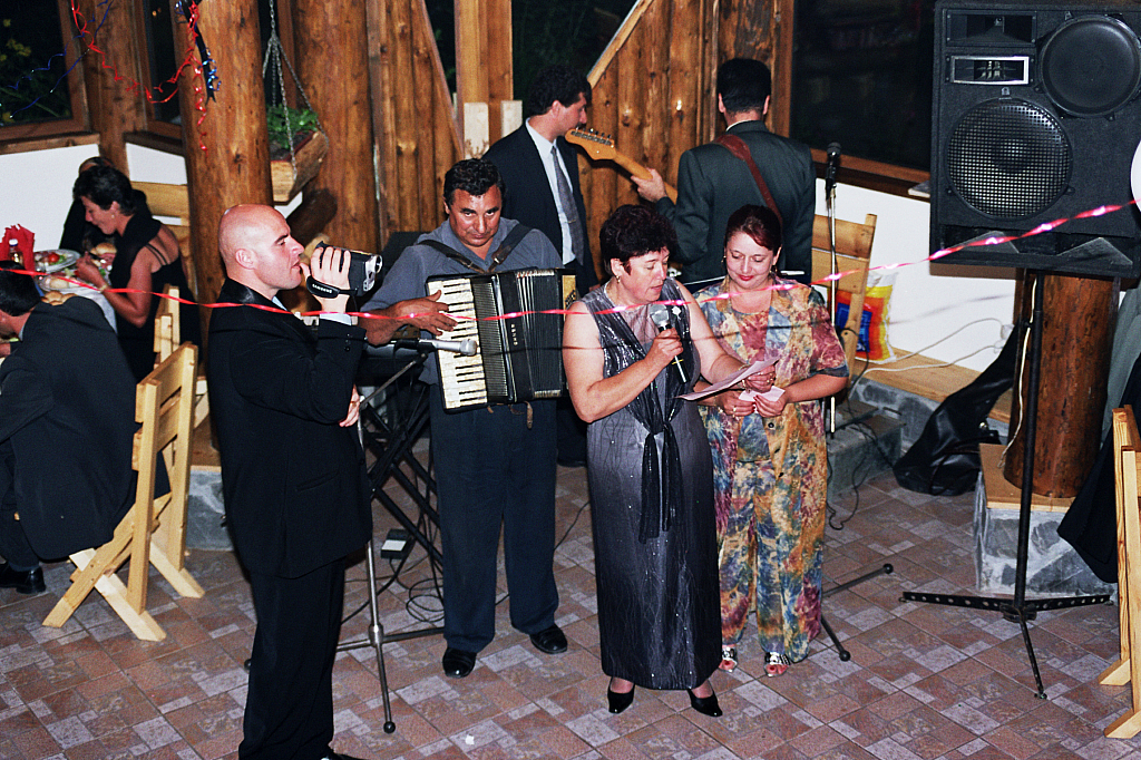 &copy; R.Thiel
Party in der Cabana
Hochzeit in Sinaia/Buşteni/Bucegi
Rumänienfotos