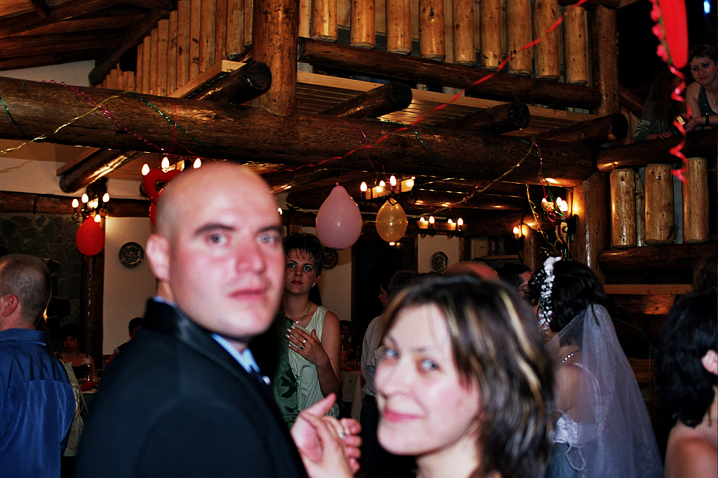 &copy; R.Thiel
Party in der Cabana
Hochzeit in Sinaia/Buşteni/Bucegi
Rumänienfotos