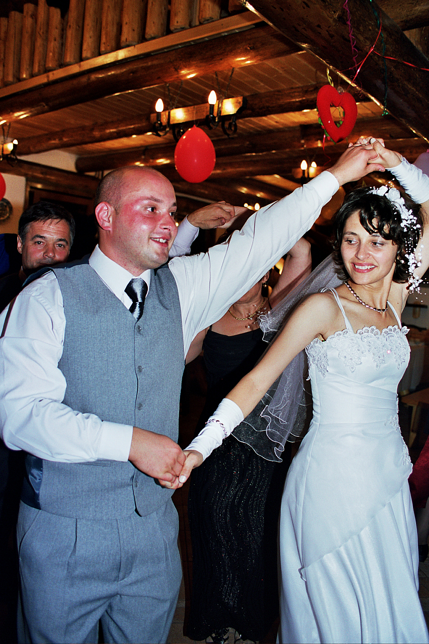 &copy; R.Thiel
Party in der Cabana
Hochzeit in Sinaia/Buşteni/Bucegi
Rumänienfotos