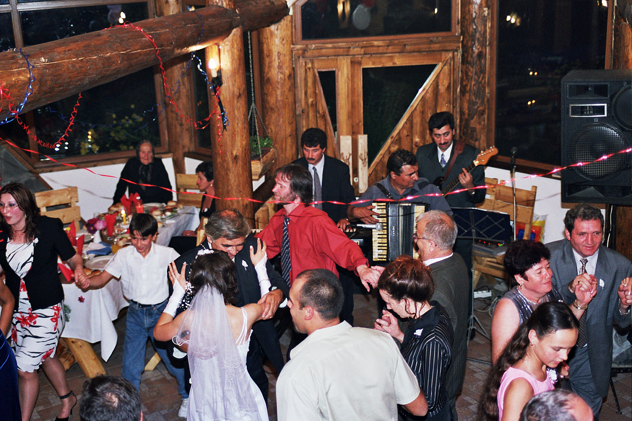 &copy; R.Thiel
Party in der Cabana
Hochzeit in Sinaia/Buşteni/Bucegi
Rumänienfotos