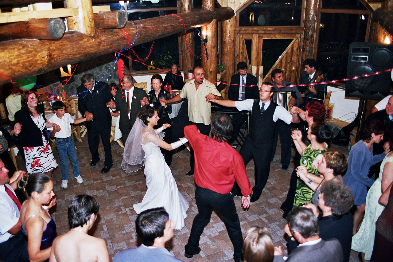 &copy; R.Thiel
Party in der Cabana
Hochzeit in Sinaia/Buşteni/Bucegi
Rumänienfotos