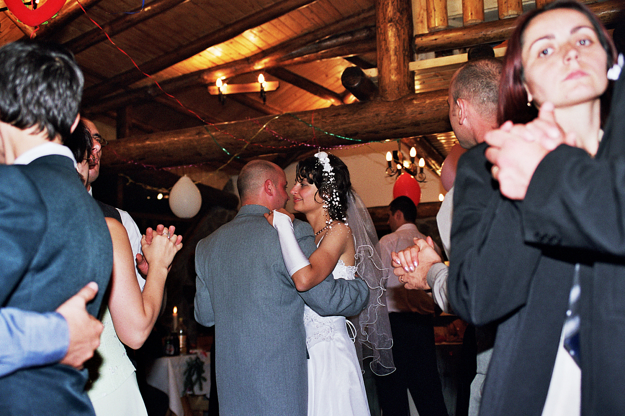 &copy; R.Thiel
Party in der Cabana
Hochzeit in Sinaia/Buşteni/Bucegi
Rumänienfotos